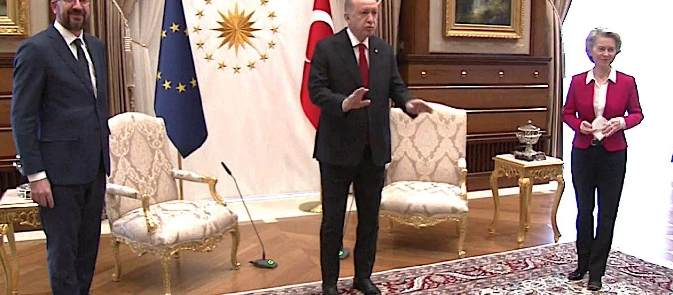 Ικανοποίηση από την Φον Ντερ Λάιεν μετά από τηλεφωνική επικοινωνία με τον Ερντογάν που την είχε αφήσει όρθια